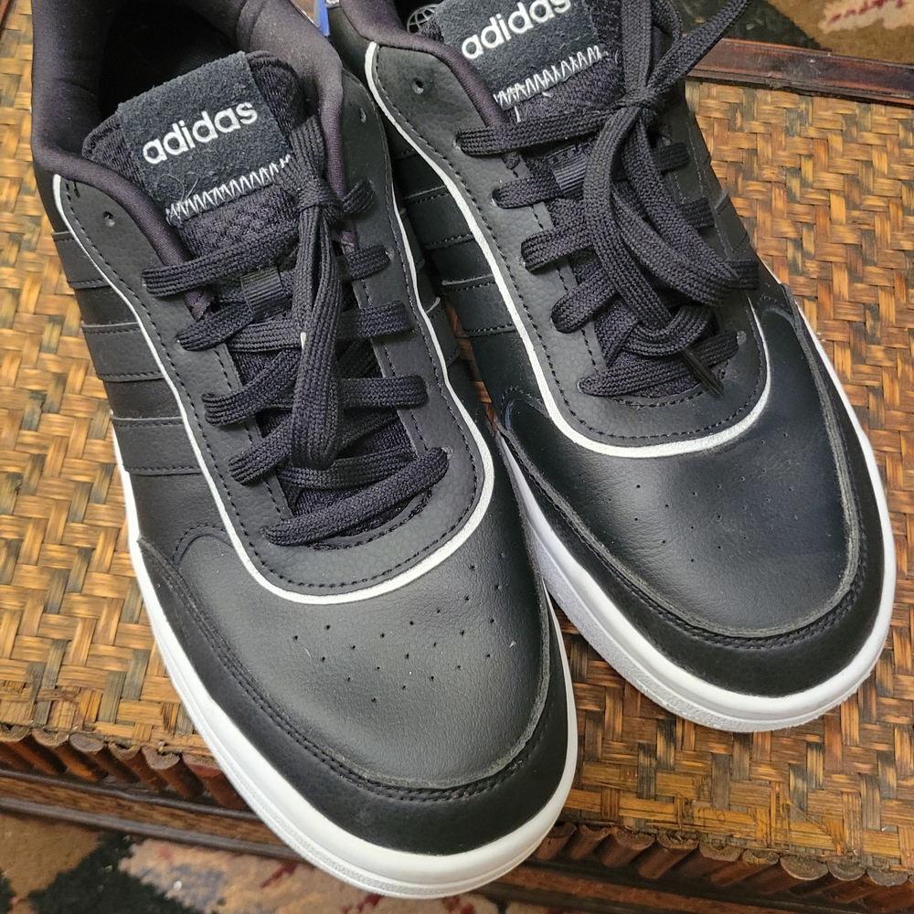 Adidas women's Black Sneakers.. Size 10 Unisex